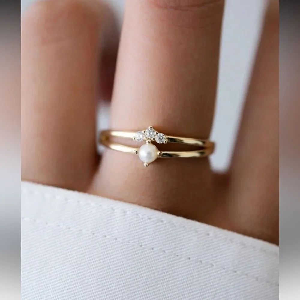 Dainty pearl ring Q22